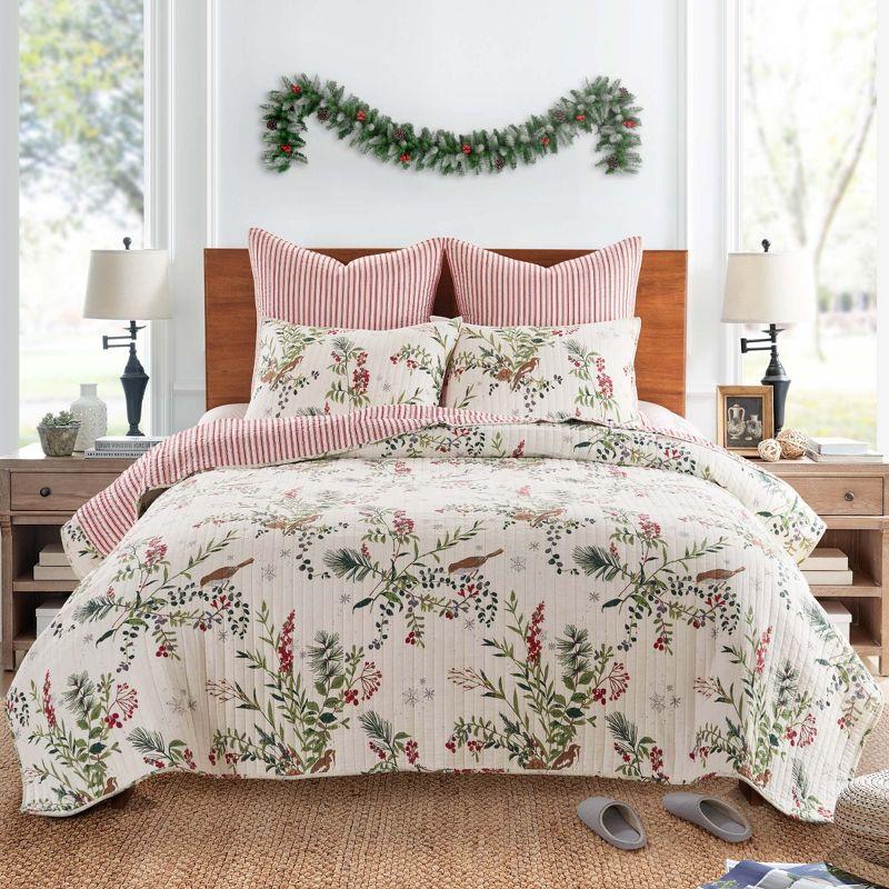 Winterberry Forest Twin Cotton Reversible Quilt Set in Red and Cream