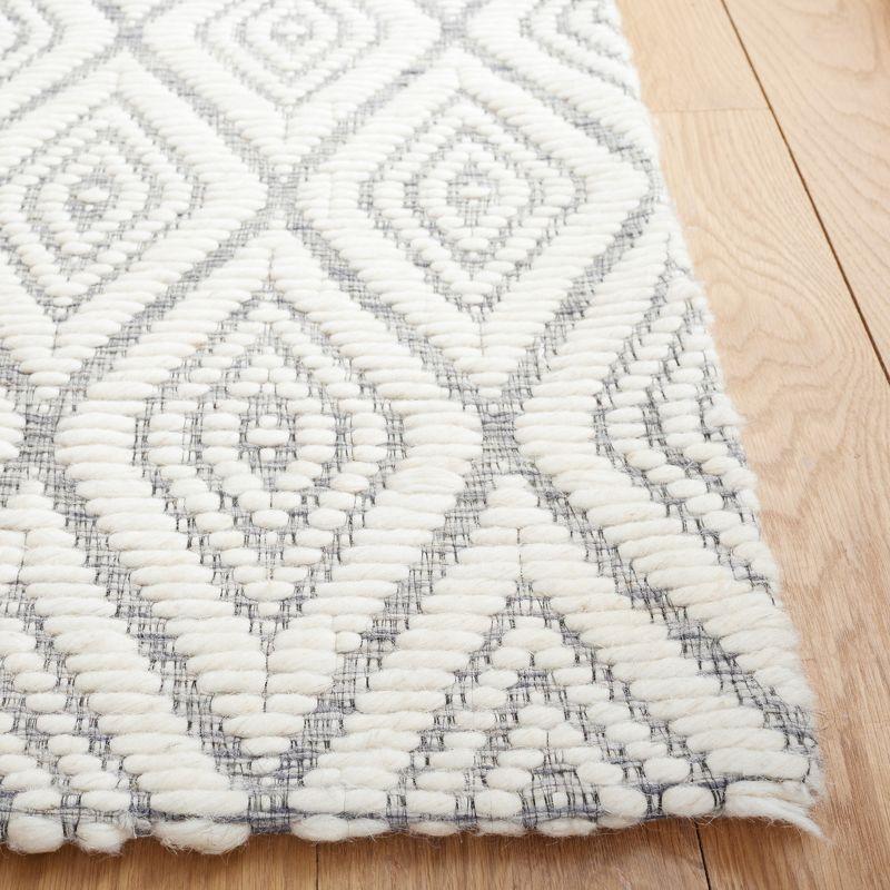 Ivory and Grey Handwoven Wool Area Rug, 4' x 6'