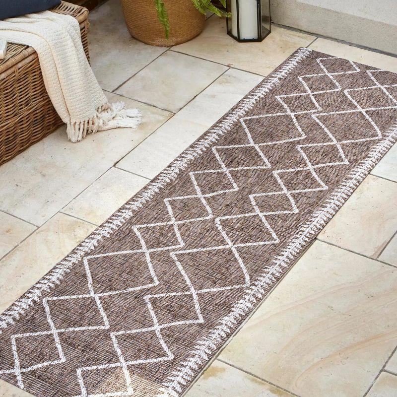 Ivory and Brown Diamond Trellis Indoor/Outdoor Rug