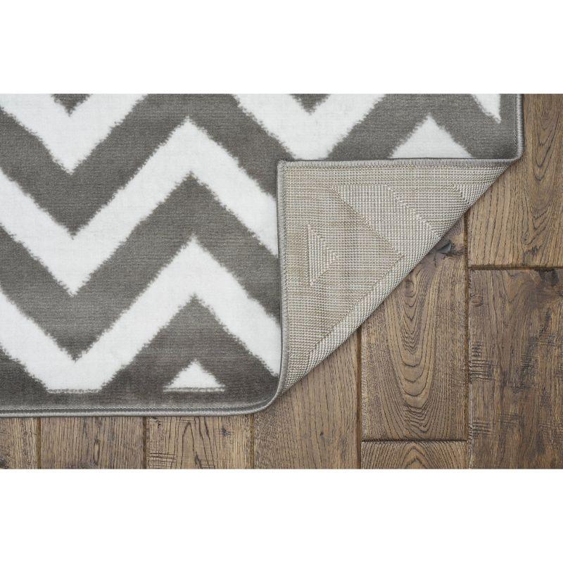 4'8"x7'6" Capri Chevron Rug Gray/Off White - Linon: Farmhouse Style, Indoor, Low Pile, Tufted & Hooked