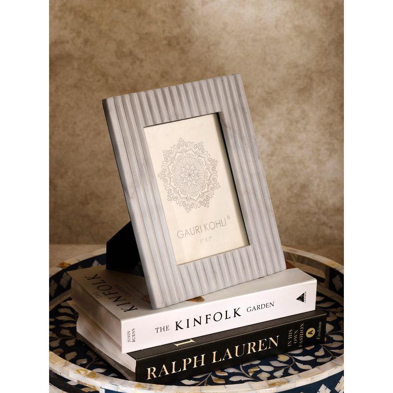 Elegant White Ribbed Marble 5'' x 7'' Picture Frame