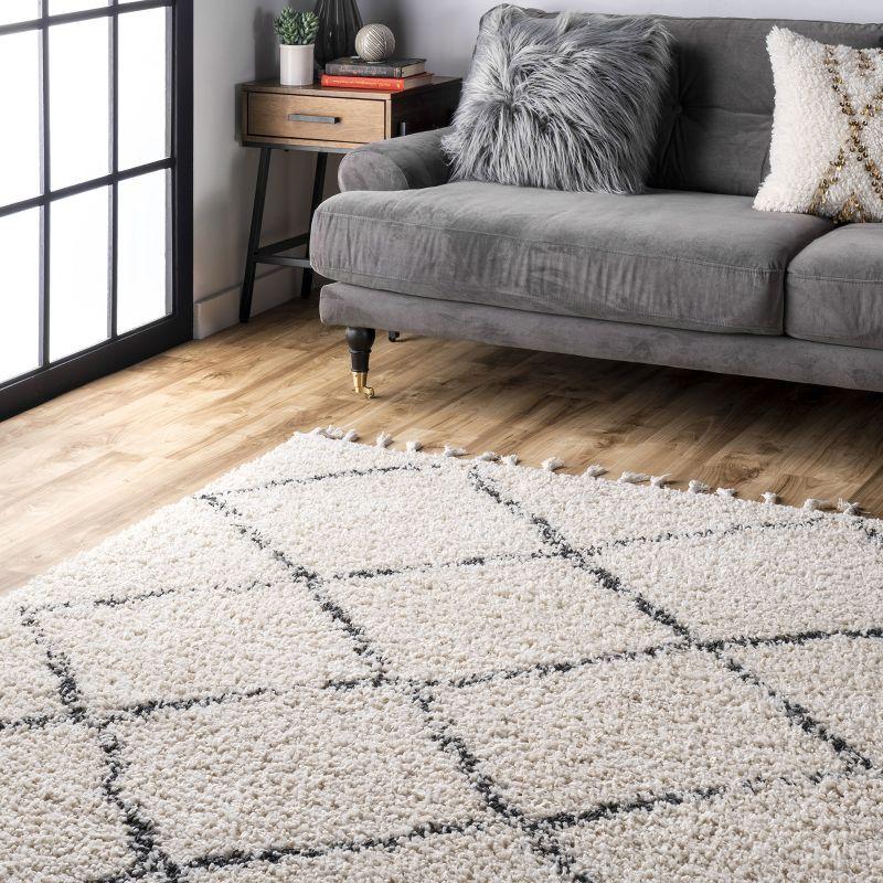 Moroccan Lattice Tassel Shag Area Rug in Off-White, 5' 3" x 7' 7"