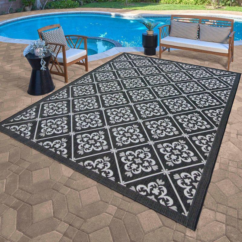 Black and White Trellis 5' x 7' Synthetic Indoor/Outdoor Rug