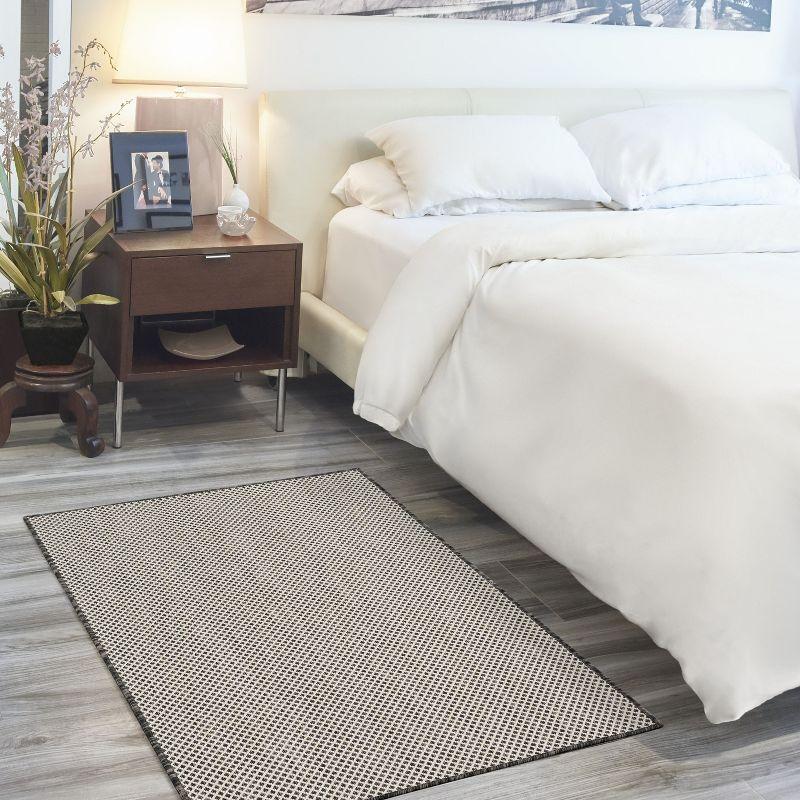 Beachcrest Home™ Hartigan Geometric Indoor / Outdoor Rug