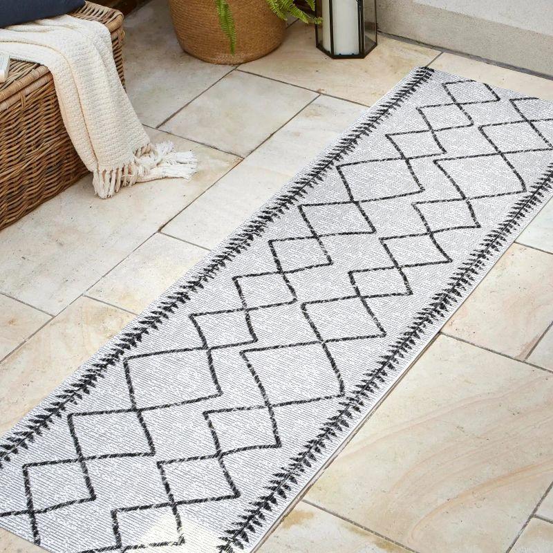 Derya Diamond Trellis Indoor/Outdoor Area Rug - JONATHAN Y