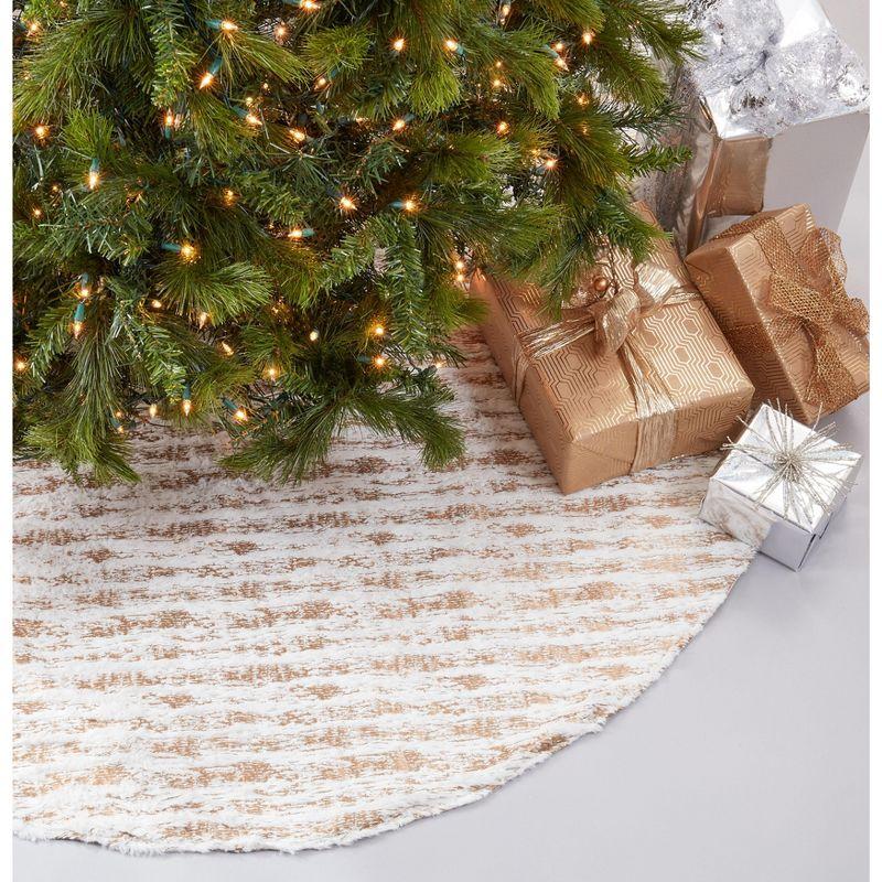 Saro Lifestyle Saro Lifestyle Brushed Metallic Faux Fur Christmas Tree Skirt