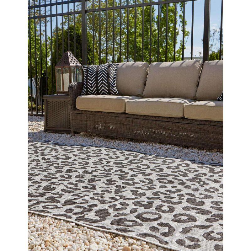 Unique Loom 4' 1 x 6' 1 Rectangle Indoor/Outdoor Safari Light Gray Area Rug