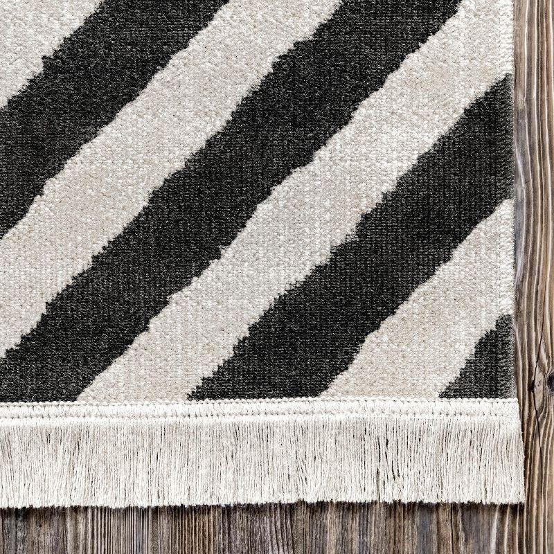 Diamond Black Tufted Easy-Care Synthetic Indoor/Outdoor Rug 5' x 8'