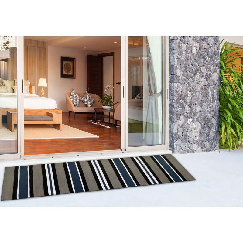 Liora Manne Sorrento Stripes Indoor/Outdoor Rug..