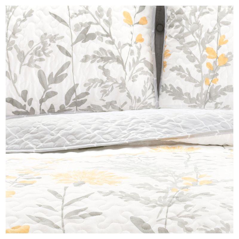 Torre & Tagus Aprile Traditional Floral Quilt Set