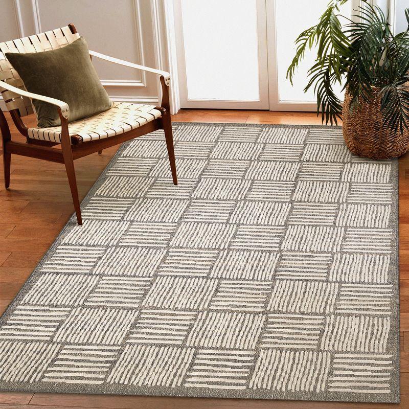 Gray and Ivory Geometric 5' x 7' Indoor/Outdoor Rug