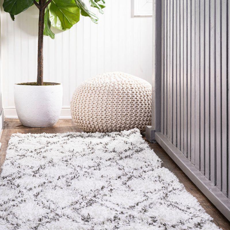 Vintage-Inspired Ivory and Gray Diamond Trellis Shag Runner Rug