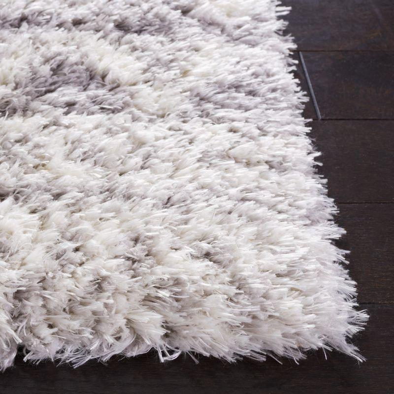 Ivory Elegance 59" Round Tufted Wool & Synthetic Shag Rug