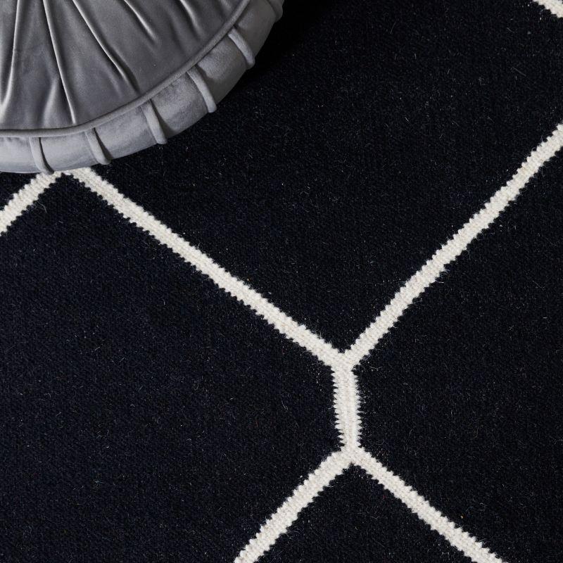 Dhurries DHU635 Hand Woven Area Rug - Black/Ivory - 4'x6' - Safavieh.