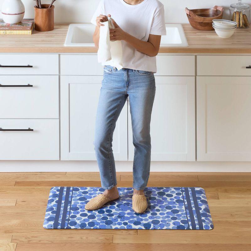 Sur La Table Kitchen Essentials SUR LA TABLE KITCHEN ESSENTIALS Fresh Blueberries Fruit Kitchen Mat Blue/White
