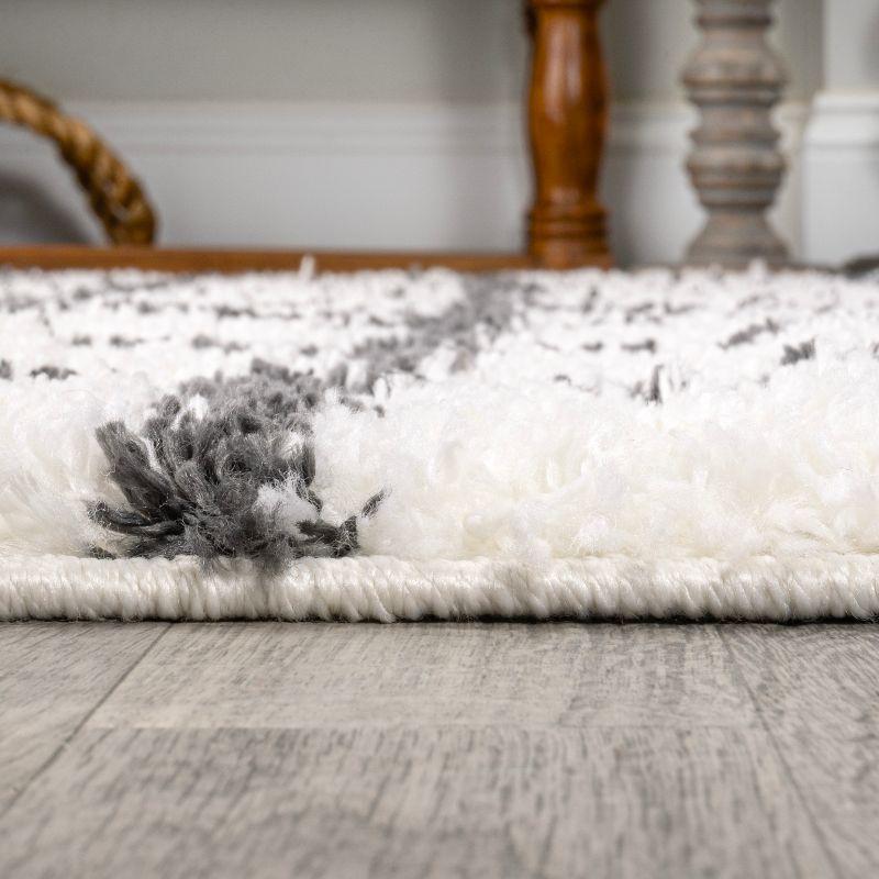 4'x6' Arenal Geometric Grid Shag Area Rug, White/Black - JONATHAN Y