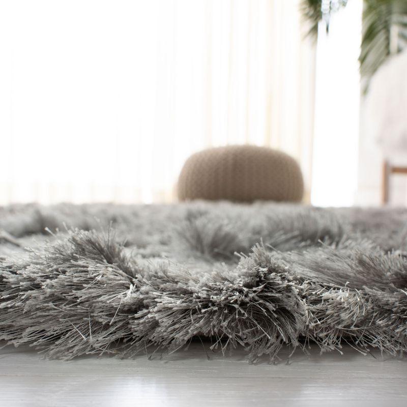 Ocean Shag OCG101 Hand Tufted Indoor Accent Rug - 4'x4' - Silver - Safavieh