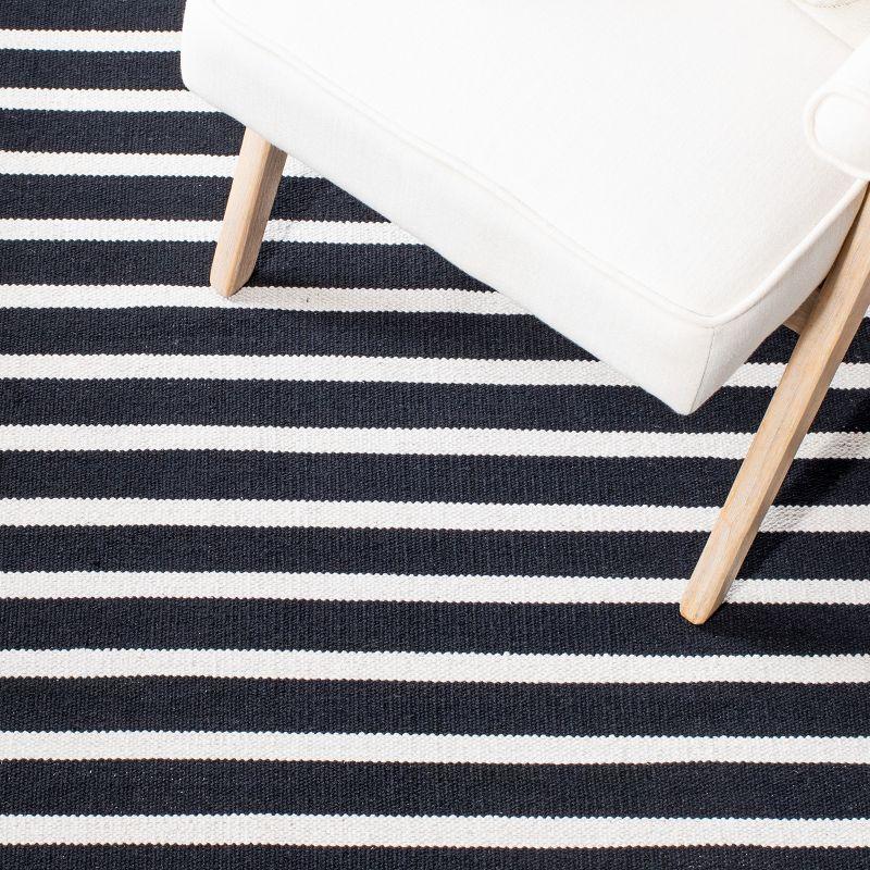 Montauk MTK313 Hand Woven Area Rug - Black/Ivory - 4'x6' - Safavieh.