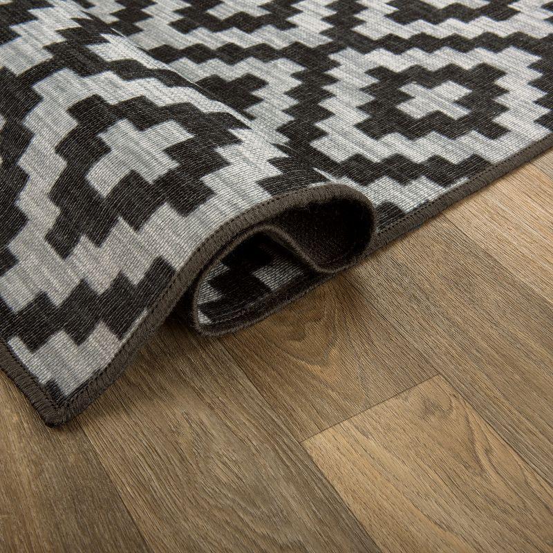 Modern Gray Geometric 5' x 7' Synthetic Indoor/Outdoor Rug