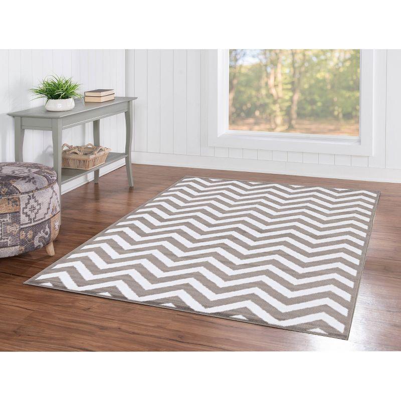 4'8"x7'6" Capri Chevron Rug Gray/Off White - Linon: Farmhouse Style, Indoor, Low Pile, Tufted & Hooked