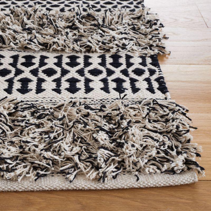 Hand-Tufted Artisan Black and Ivory Wool 4' x 6' Area Rug