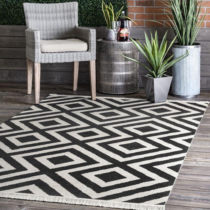 Diamond Black Tufted Easy-Care Synthetic Indoor/Outdoor Rug 5' x 8'