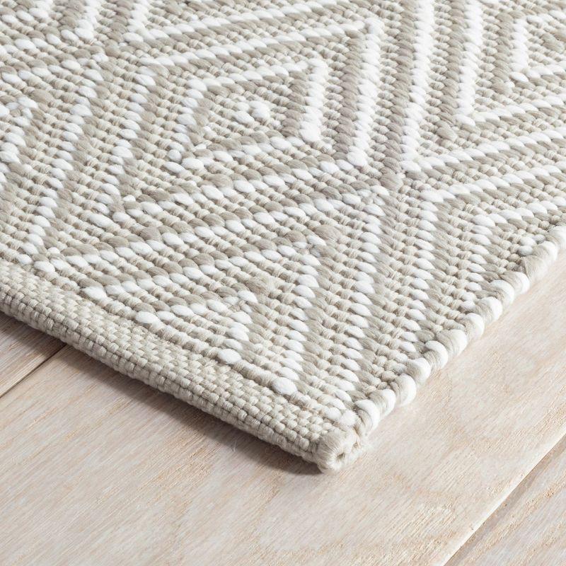 Diamond Platinum/White Handwoven Indoor/Outdoor Rug