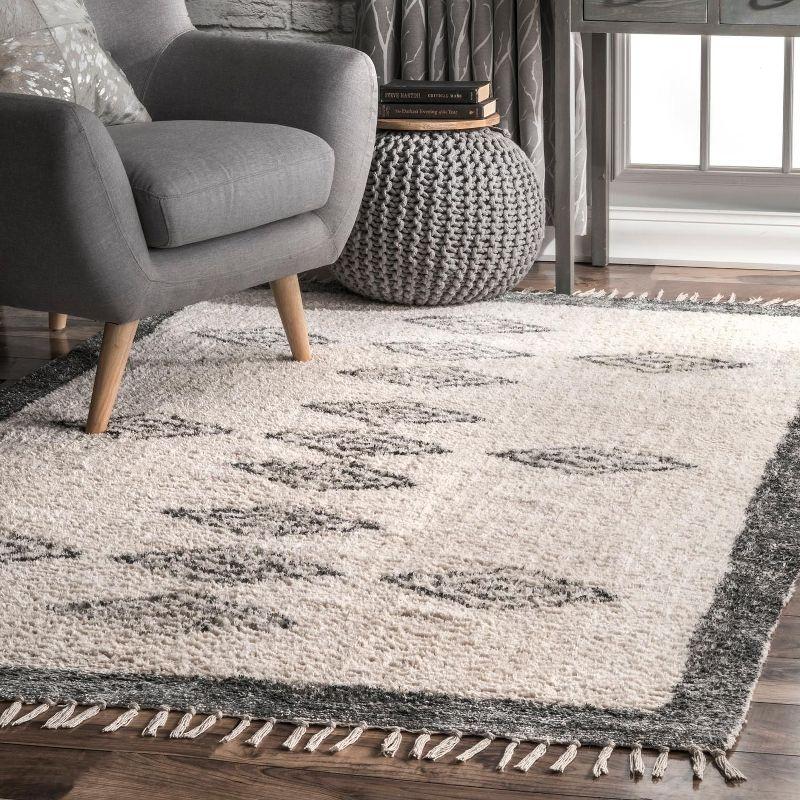 Nuloom Hand Loomed Rosa Tassel Indoor Area Rug, 5' x 8', Ivory