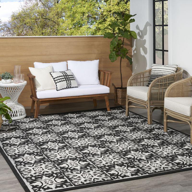 Black and White Geometric Synthetic 4' x 6' Washable Rug