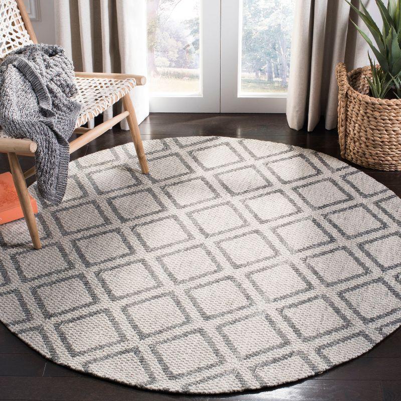 Hand-Tufted Elegance Round 59" Gray Wool Area Rug