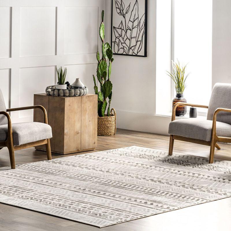 Modern Light Grey Tribal Motif 5' x 8' Synthetic Area Rug