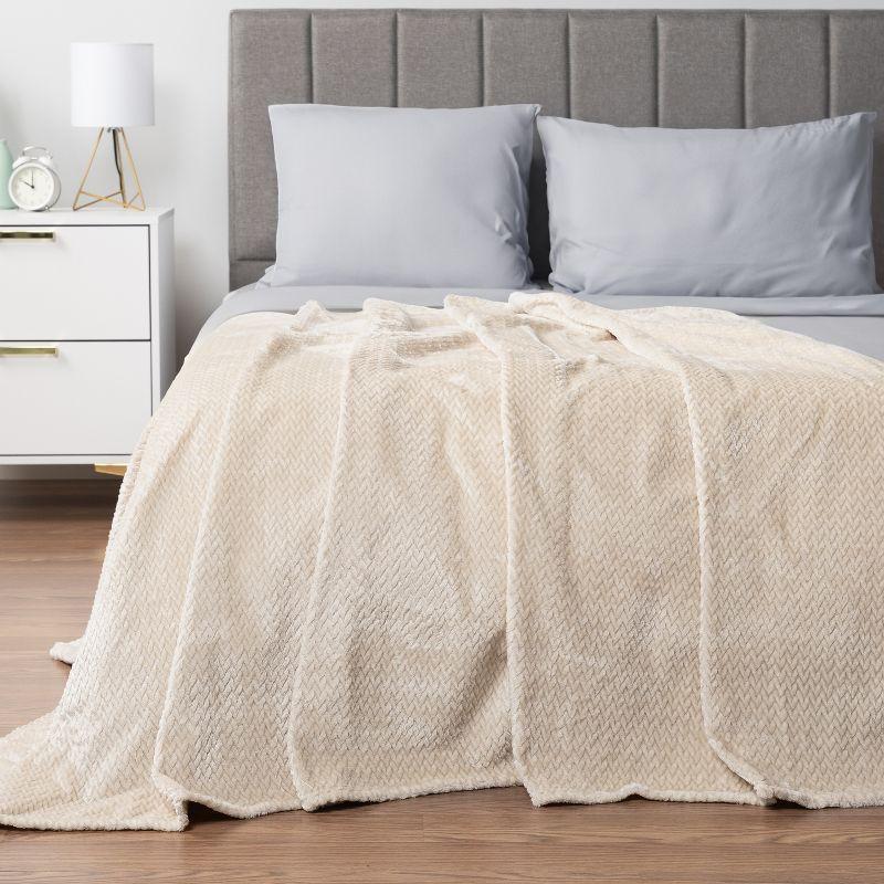 Pavilia Hand Woven Throw Blanket