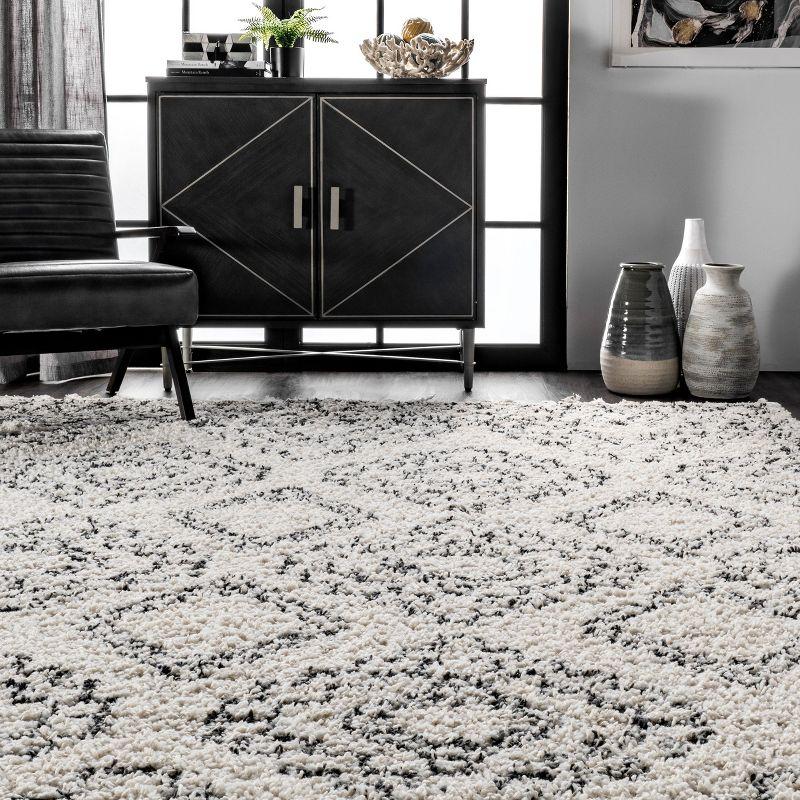 Nuloom Vasiliki Geometric 2x8 Runner Shag Indoor Area Rug for Living Room Bedroom Dining Room Nursery Entryway Hallway, Off White/Charcoal