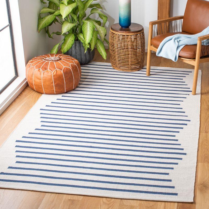 Montauk MTK313 Hand Woven Indoor Accent Rug - Ivory/Navy - 3'x5' - Safavieh