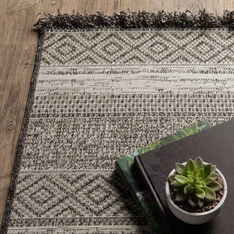 Oriental Weavers Gillian 1622E Beige/ Black Indoor/Outdoor Area Rug - 5'3" x 7'3"