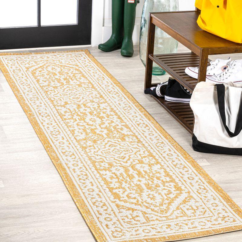 Sinjuri Medallion Textured Weave Indoor/Outdoor Area Rug - JONATHAN Y