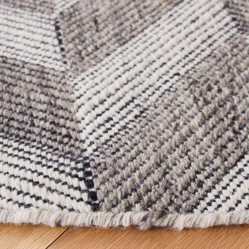 Kilim KLM730 Hand Woven Area Rug - Grey/Ivory - 6' Round - Safavieh.
