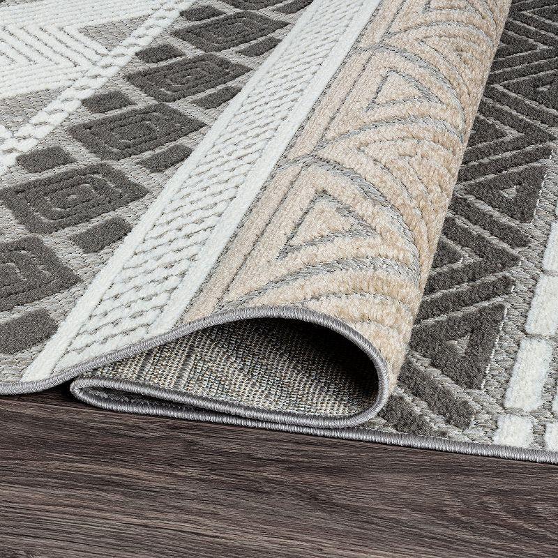 Gray Geometric 5' x 7' Indoor/Outdoor Area Rug