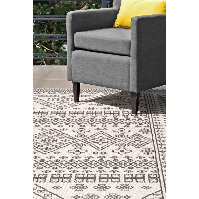 Nuloom Kandace Geometric 6x9 Indoor/Outdoor Area Rug for Living Room Patio Deck Front Porch Kitchen, Ivory/Grey