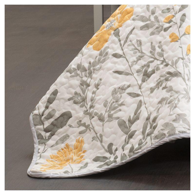 Torre & Tagus Aprile Traditional Floral Quilt Set