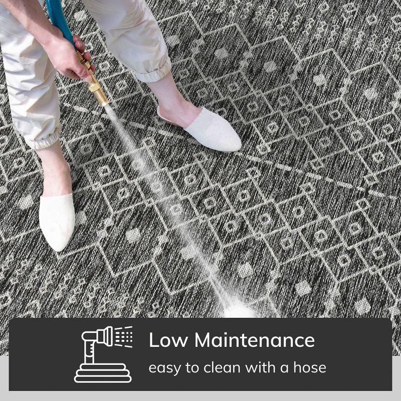 Nors Dark Grey Indoor/Outdoor Flat-Weave Pile Nordic Lattice Pattern Area Rug (6'7" x 9'3")