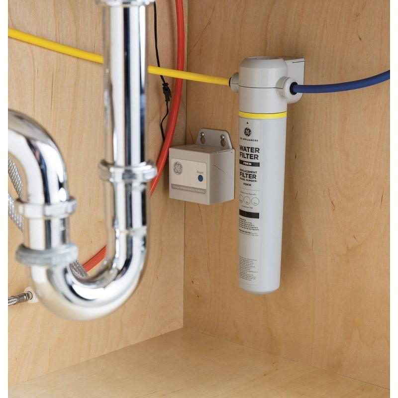 GE White Under Sink Water Filtration System with Twist and Lock Design