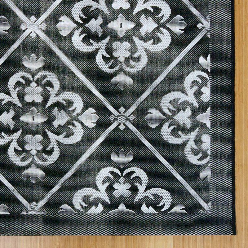 Black and White Trellis 5' x 7' Synthetic Indoor/Outdoor Rug