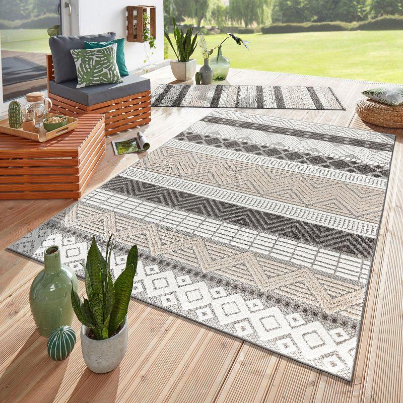 Gray Geometric 5' x 7' Indoor/Outdoor Area Rug