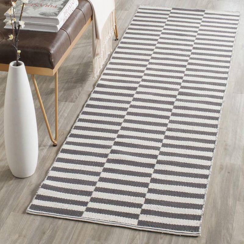 Coastal Charm Ivory and Grey Striped Hand-Woven Wool-Cotton Rug - 2'6" x 4'