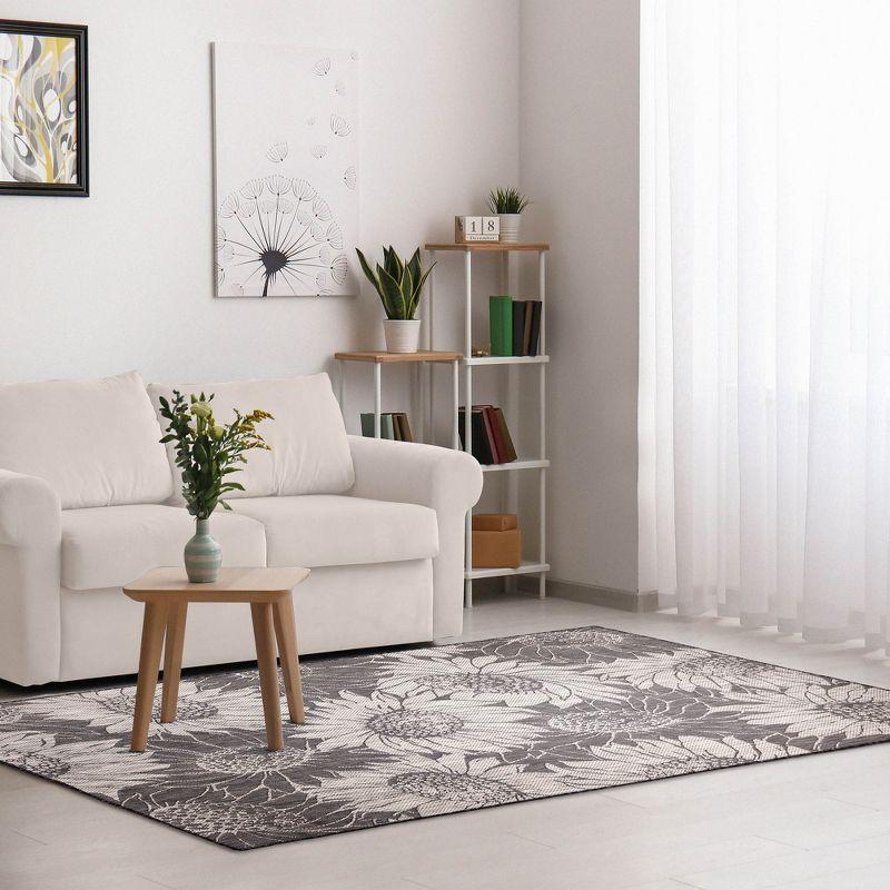 Liora Manne Carmel Sunflower Field Indoor/Outdoor Rug Black 4'10" x 7'6"