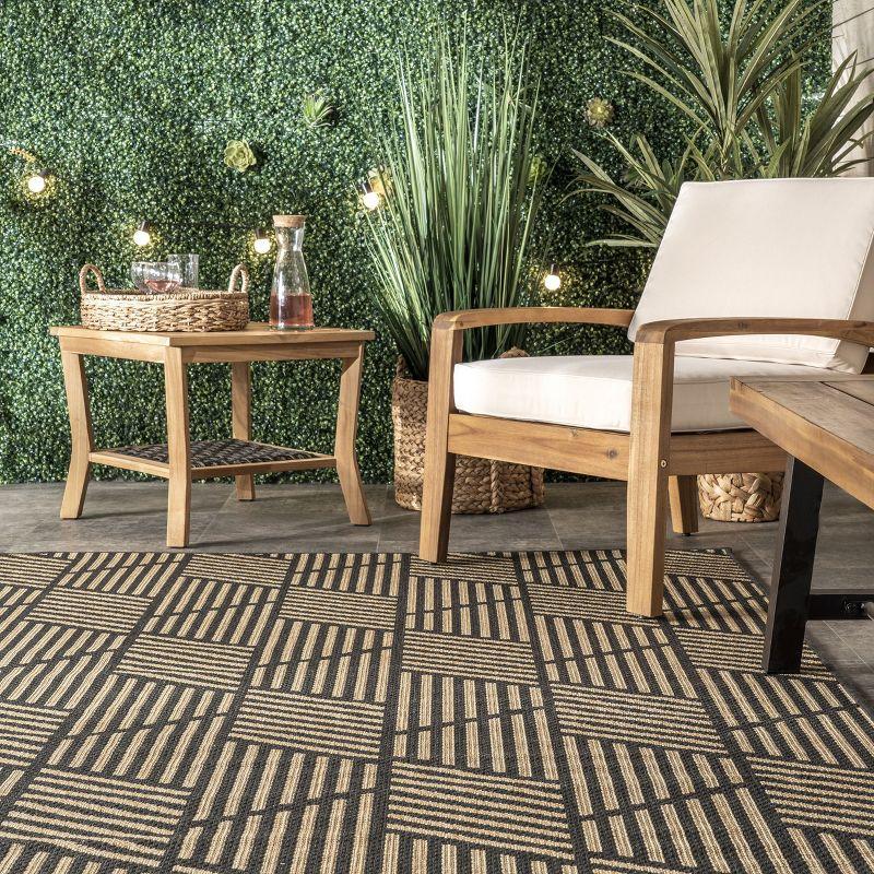 Nuloom Leona Geometric 4x6 Indoor/Outdoor Area Rug for Living Room Patio Deck Front Porch Kitchen, Charcoal/Ivory