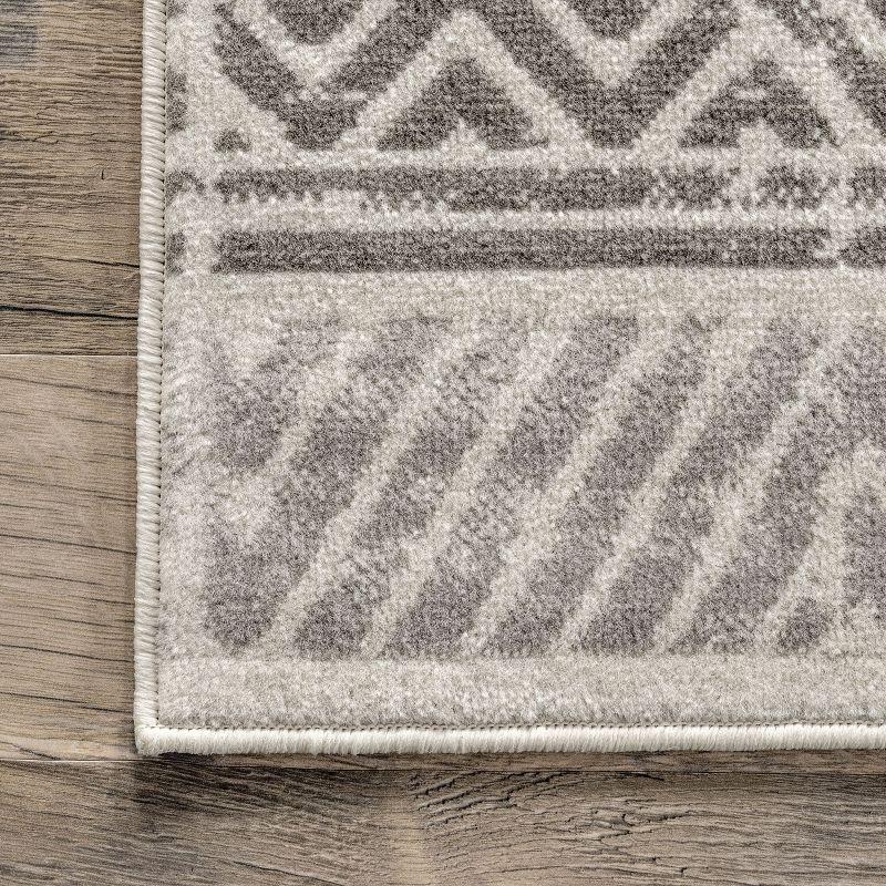 Modern Light Grey Tribal Motif 5' x 8' Synthetic Area Rug