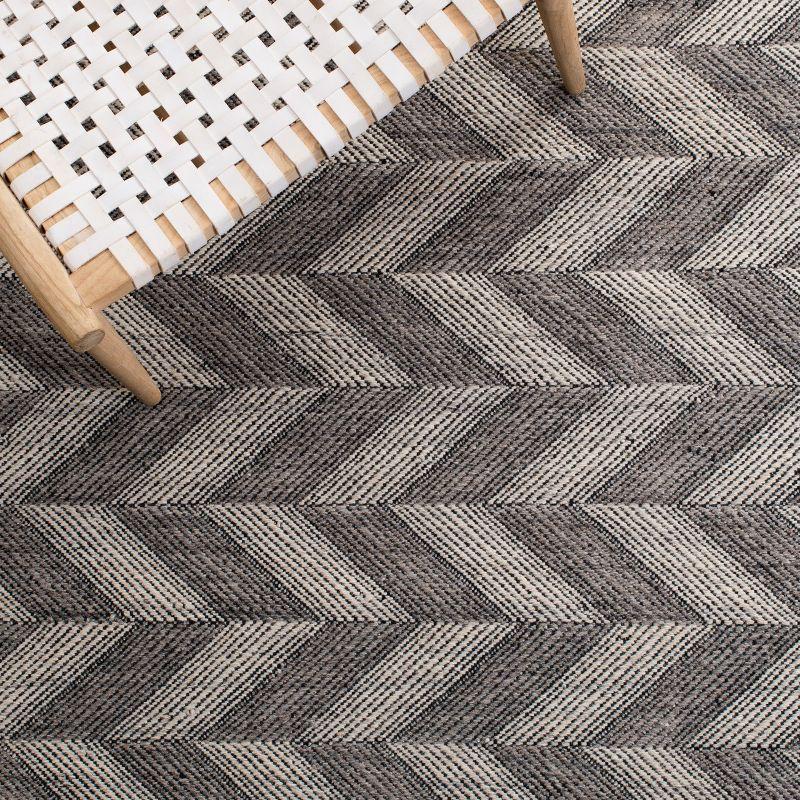 Kilim KLM730 Hand Woven Area Rug - Grey/Ivory - 6' Round - Safavieh.
