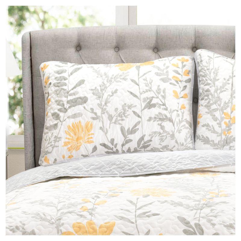 Torre & Tagus Aprile Traditional Floral Quilt Set